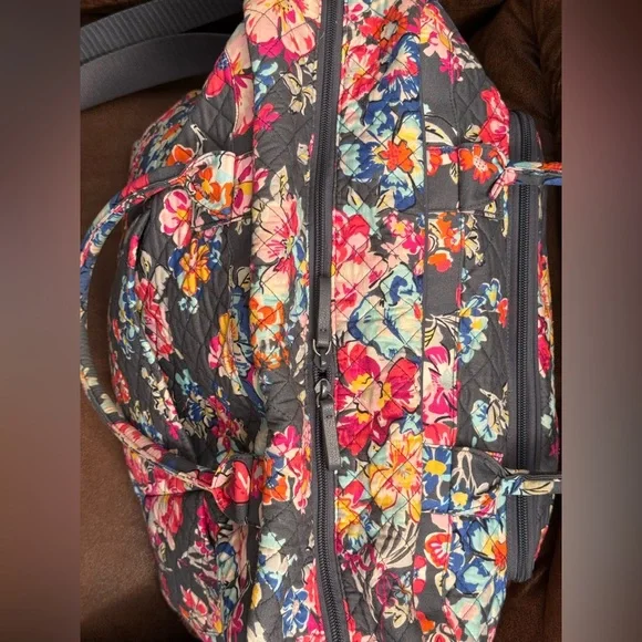 Vera Bradley Khaki Green & Floral Patterned Tote. Overnight bag - Picture 3 of 14